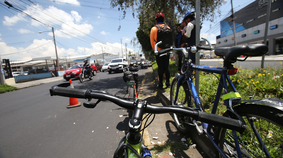 Las avenidas repavimentadas de Quito con ciclovías no cuentan con bolardos para seguridad de los ciclistas. Foto: Julio Estrella / EL COMERCIO