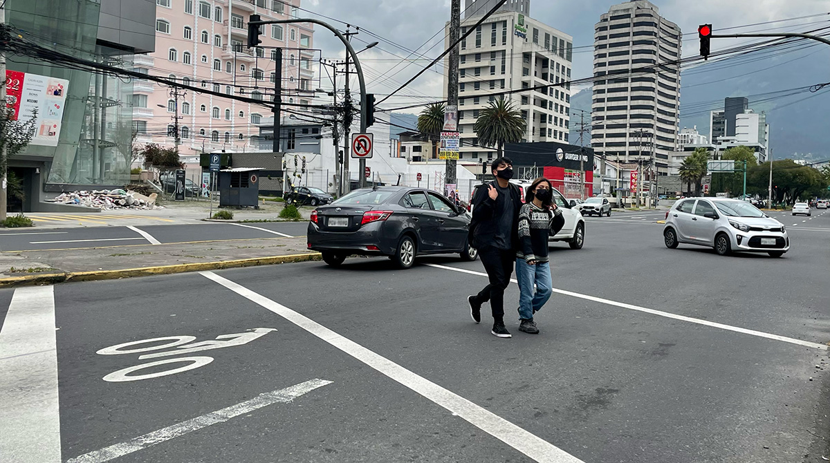 Sobre la avenida Francisco de Orellana, norte de Quito, existen pasos de bicicleta pero sobre las veredas no existen cortes que dejen el paso abierto a los ciclistas. Foto: Carlos Noriega / EL COMERCIO