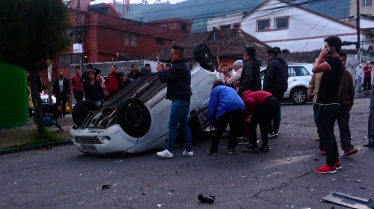 Un vehículo se volcó en las calles Bartolomé de Las Casas y La Isla. Foto: Twitter Agencia Metropolitana de Tránsito (AMT)