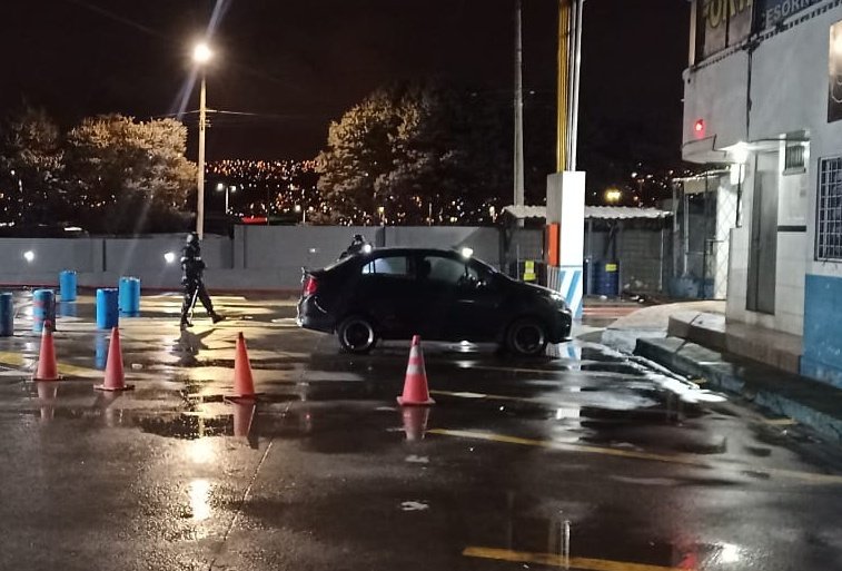 Un automóvil con explosivos de alto poder se detectó en una gasolinera del sur de Quito, junto al terminal terrestre, el jueves 6 de abril. Foto: Policía