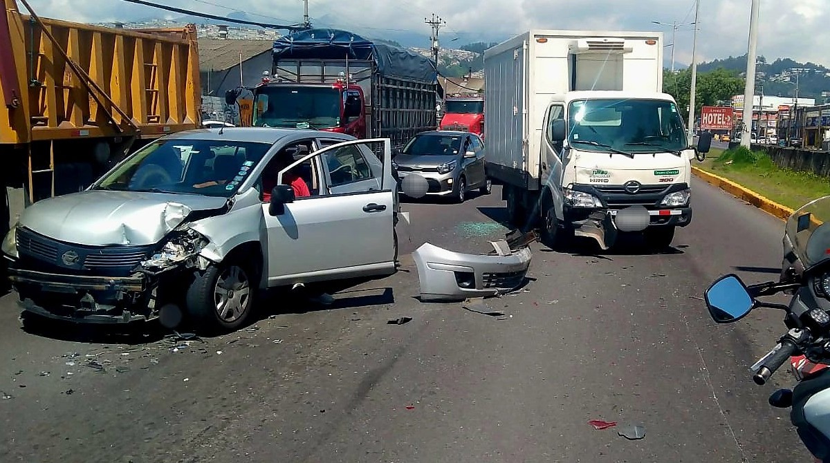Pedazos del auto quedaron sobre la av. Panamericana Norte, luego del siniestro múltiple. Foto: Twitter Bomberos Quito