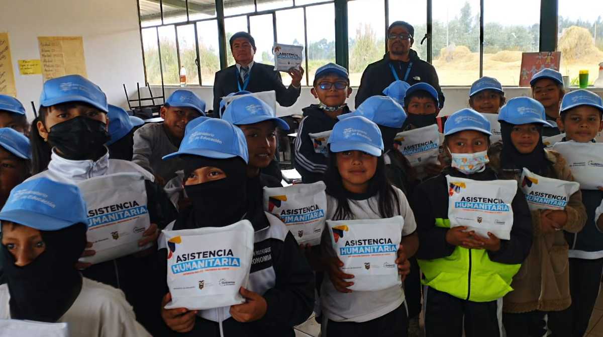 Estudiantes del Unidad Educativa Simón Rodríguez portando su kit de protección ante eventos eruptivos. Foto: Cortesía Facebook centro educativo
