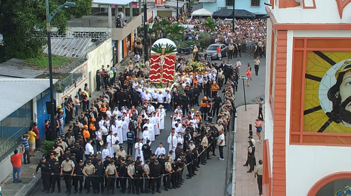 Cámaras captan procesión del Cristo del Consuelo que recorre desde la calle Lizardo García y la A. Foto: Twitter @cscgye