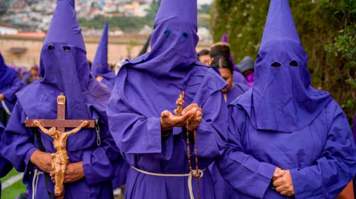 Voluntarios se sumaron para vestir de cucuruchos en Quito. Foto: Carlos Noriega / EL COMERCIO