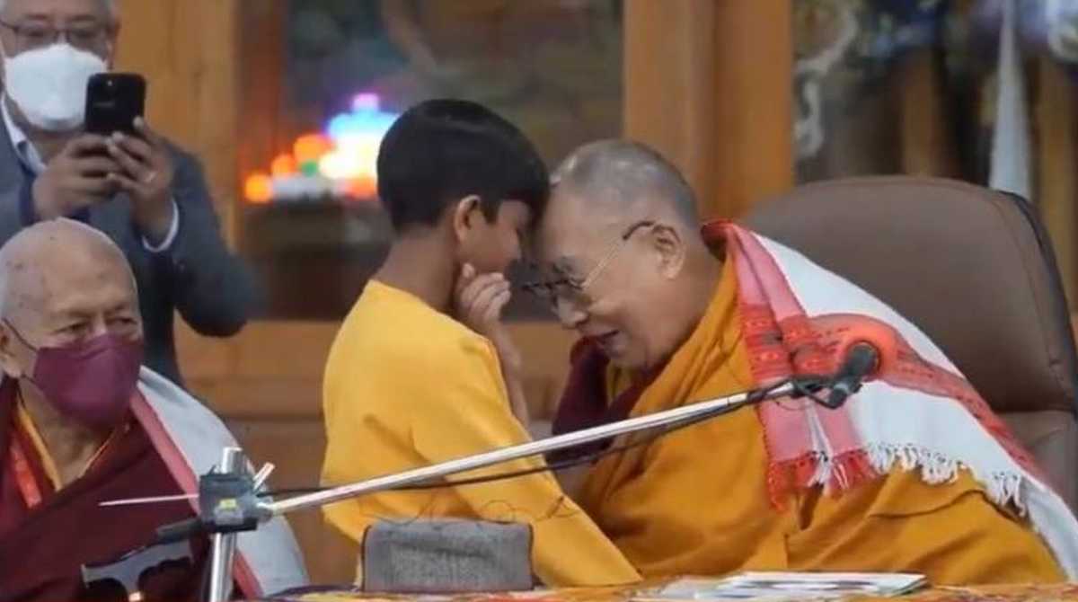 Dalai Lama abraza, toca y besa a un niño, provocando reacción en todo el mundo. Foto: Cortesía Twitter
