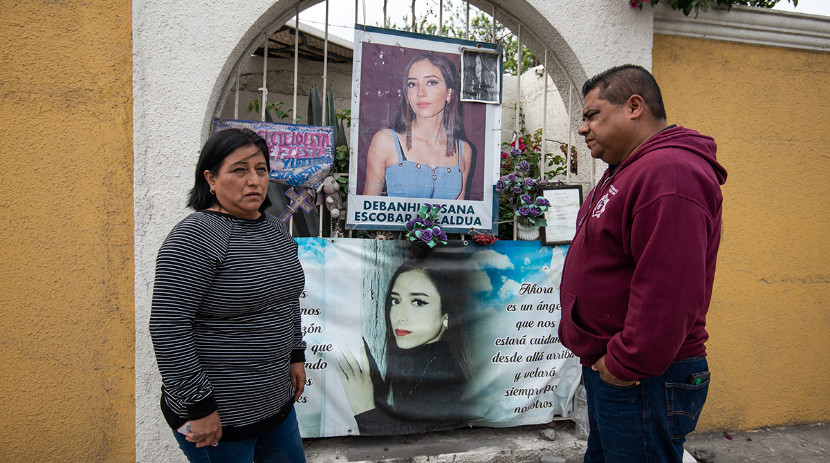 Dolores Bazaldua (i) y Mario Escobar, padres de la joven Debanhi Escobar, habla durante una entrevista con EFE, el 4 de abril de 2023, en el exterior del motel donde fue encontrado sin vida el cuerpo de su hija, en Monterrey, Nuevo León (México). Foto: EFE