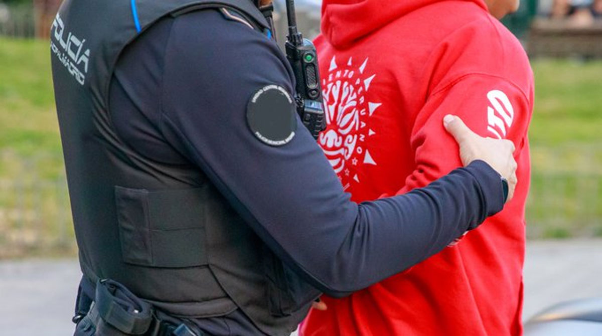 Imagen referencial. El médico y su pareja fueron detenidos y luego obtuvieron medidas sustitutivas, por el maltrato de sus 8 hijos. Foto: Twitter Policía de Madrid