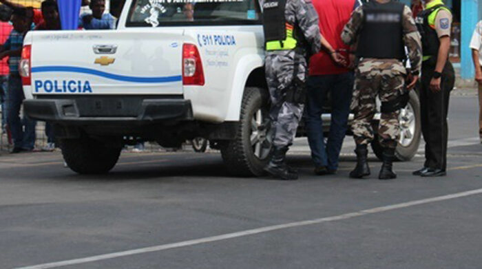 Imagen referencial. Los agentes detuvieron al policía que disparó a su pareja en el interior de un vehículo en Quito. Foto: Flickr Ministerio del Interior