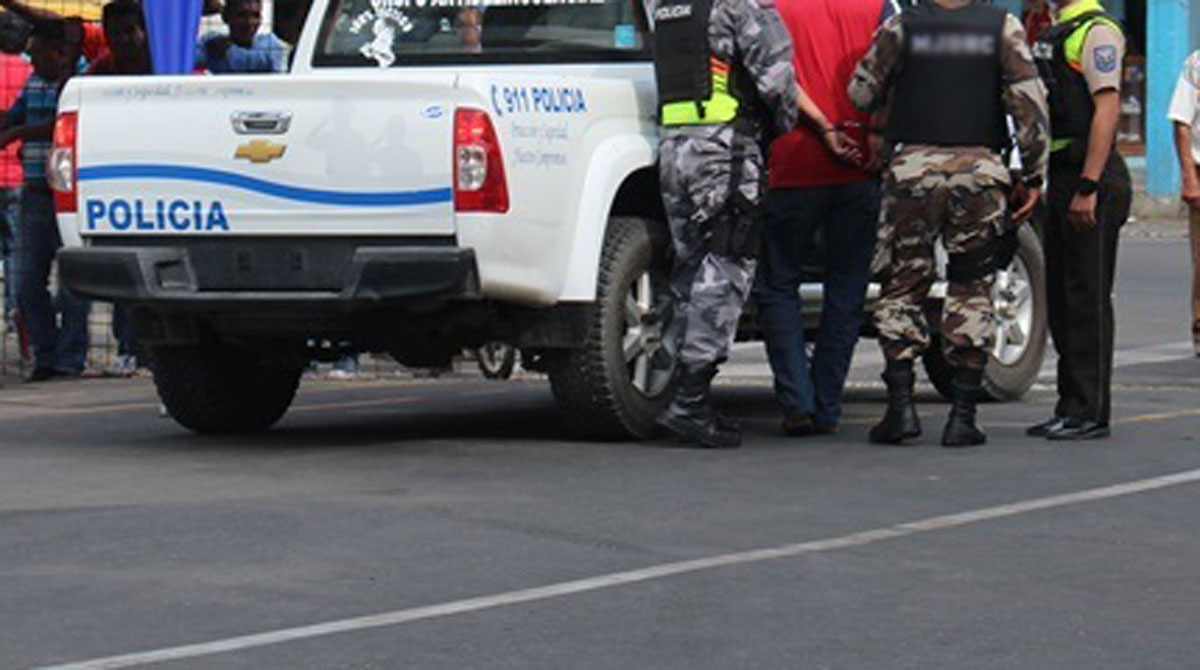 Imagen referencial. Los agentes detuvieron al policía que disparó a su pareja en el interior de un vehículo en Quito. Foto: Flickr Ministerio del Interior