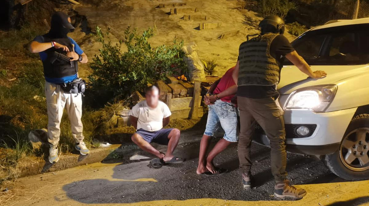 Los sospechosos fueron detenidos durante allanamientos efectuados por policías y militares en Esmeraldas. Foto: Twitter FF.AA.