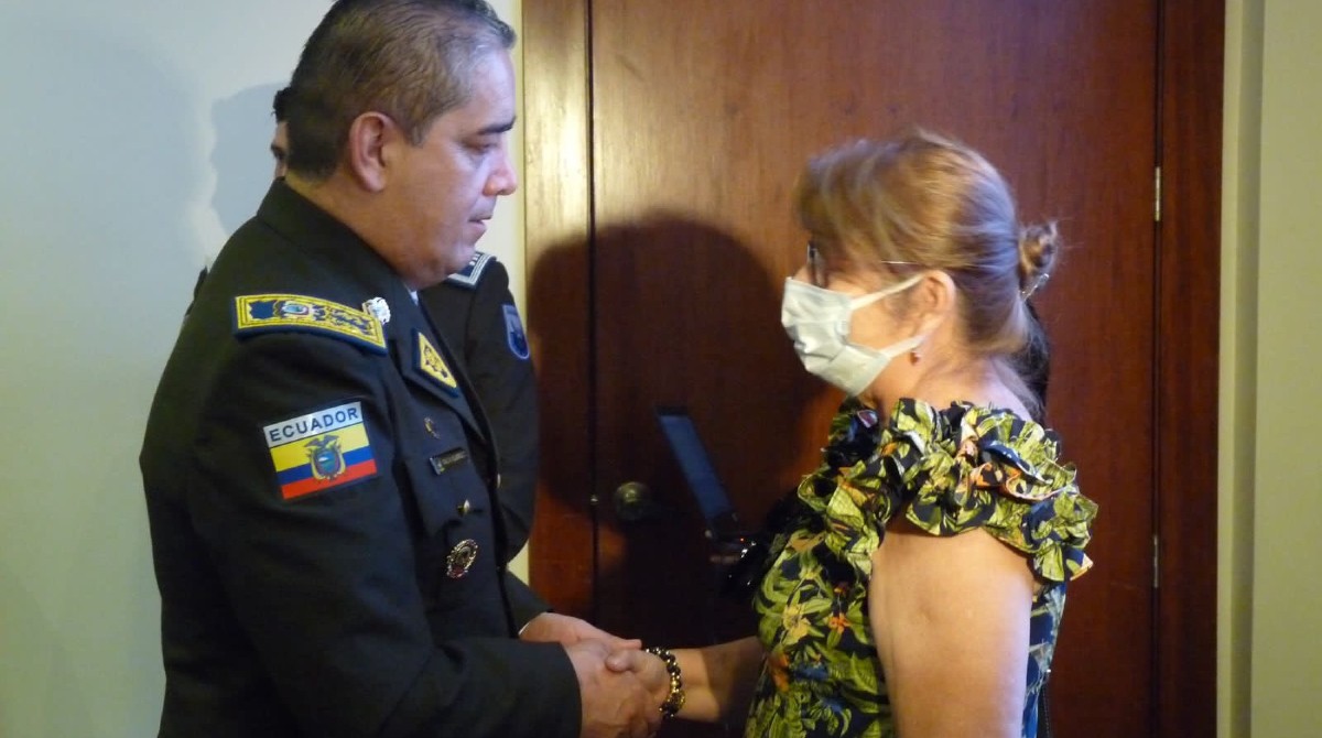El general Willian Villaroel, comandante de Policía de la Zona 8, ofreció sus disculpas con la familia del occiso. Foto: Ministerio de la Mujer