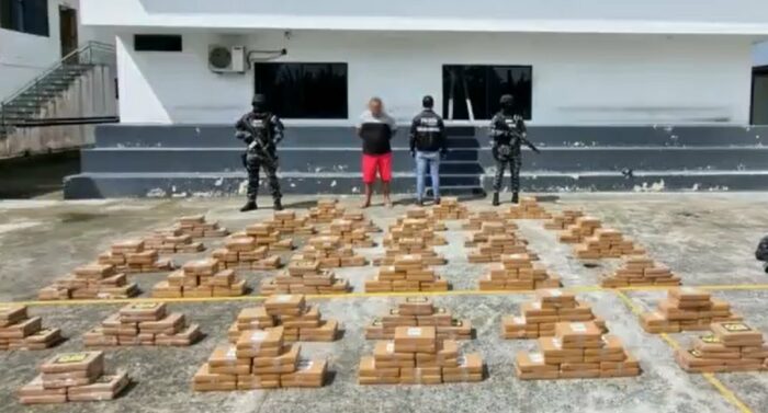 Cerca de media tonelada de droga fue hallada en una vivienda en Manabí. Foto: Policía Nacional