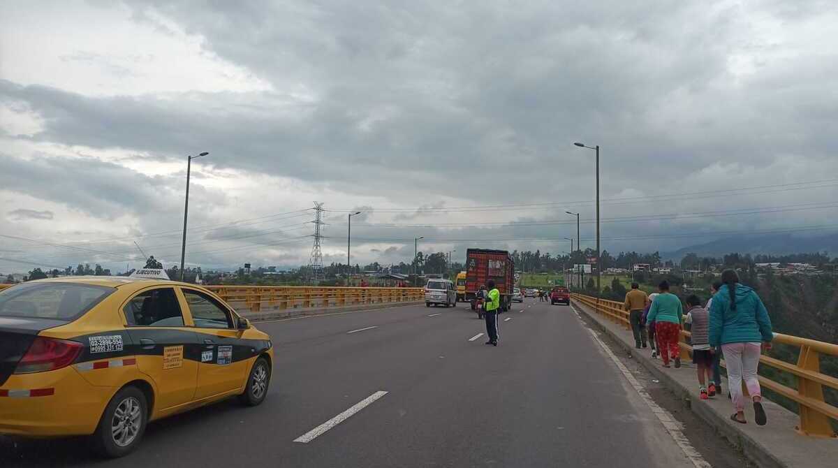 El cierre se hizo en sentido occidente - oriente, en el sector Nuevo Puente del Chiche. Foto: Twitter AMT