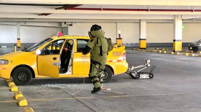 Unidades preventivas, investigativas y antiexplosivos del GIR y Policía Nacional realizaron las verificaciones técnicas ante alerta de seguridad. Foto: Twitter / Fausto Salinas