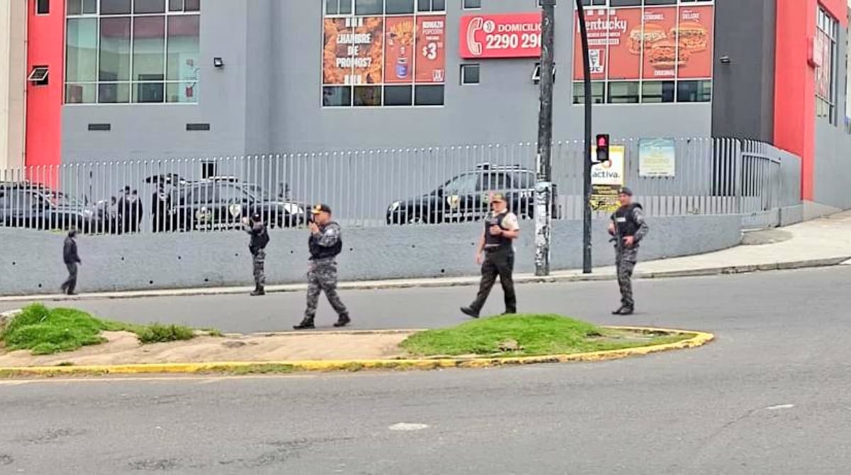 La Policía Nacional junto a la Agencia Metropolitana de Tránsito acordonaron el área por un "presunto artefacto explosivo". Foto: Twitter / Policía Nacional