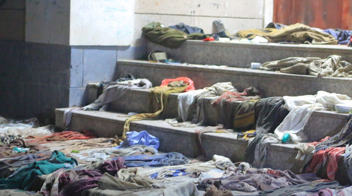 Ropa y objetos personales de las víctimas de la estampida mortal en Sana'a. Foto: EFE