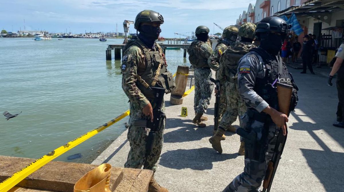Los operativos de búsqueda continúan en los sectores cercanos al Puerto Pesquero de Esmeraldas. Foto: Twiiter Fuerzas Armadas