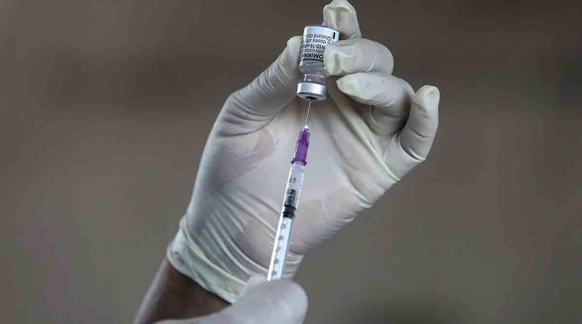 Imagen referencial. La OMS concluyó que la vacuna adaptada a ómicron solo aumenta "modestamente" la protección contra los síntomas. Foto: EFE