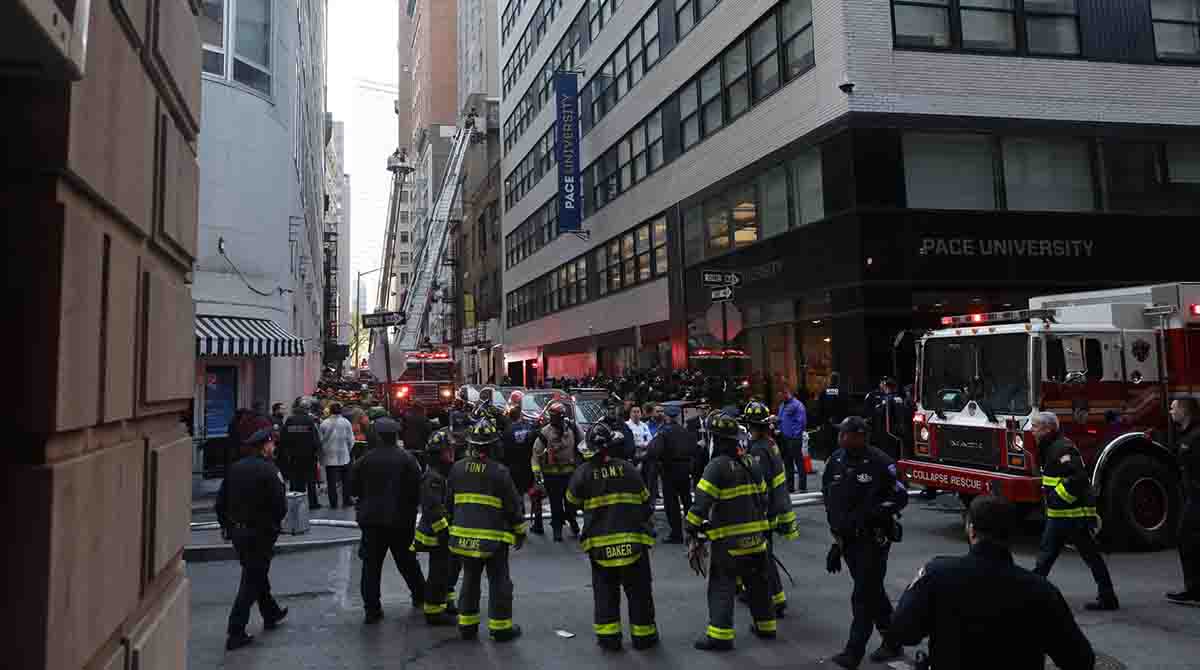 Bomberos de Nueva York atendieron la emergencia ocasionada por el derrumbe de un estacionamiento que dejó una persona fallecida y cuatro heridas. Foto: EFE