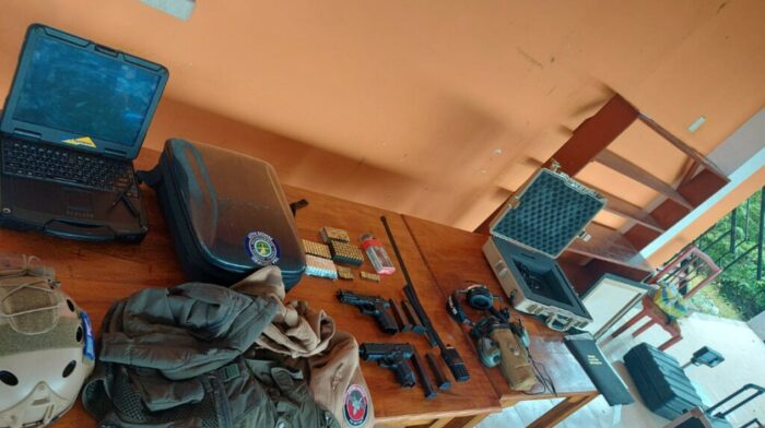 Tras allanamientos se hallaron armas y equipos tecnológicos. Foto: Policía