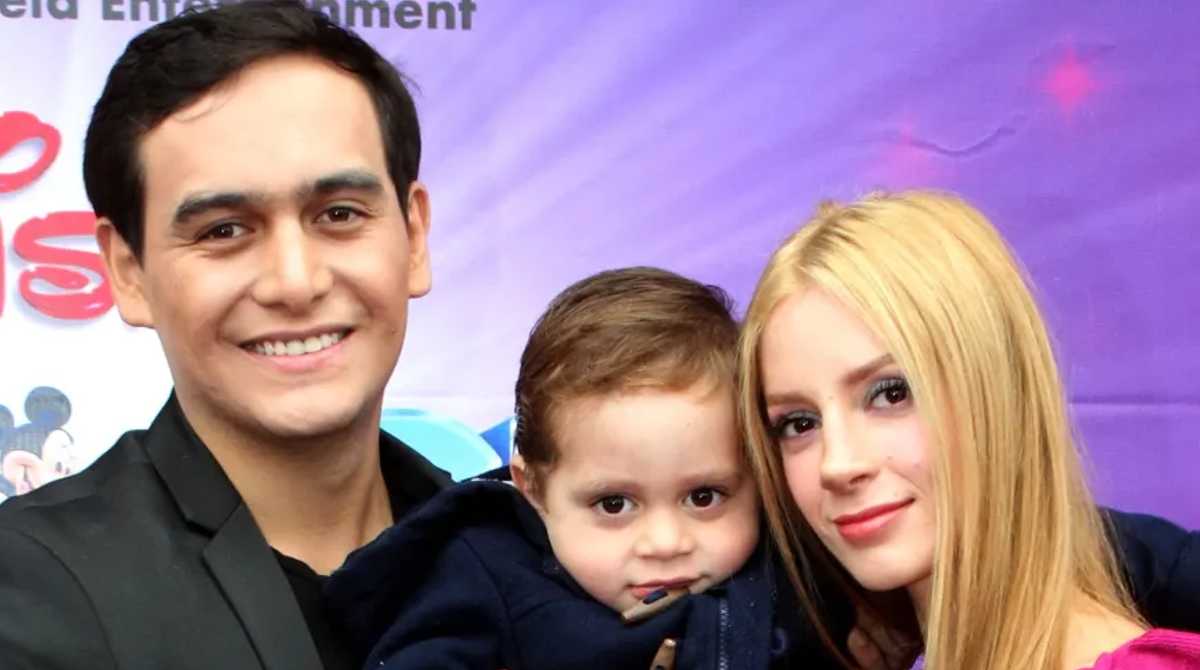 El cantante Julián Figueroa junto a su familia, en uno de los eventos internacionales. Foto: Cortesía Twitter
