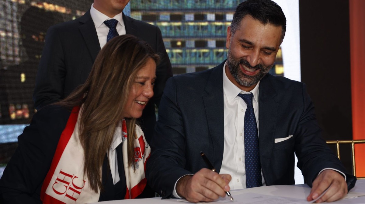 Diana Pinilla, gerente general de HDLV y Heitham Hassoun, MD Vicepresidente y Director Médico de Cedars-Sinai Internacional, firmaron el acuerdo. Foto: Cortesía