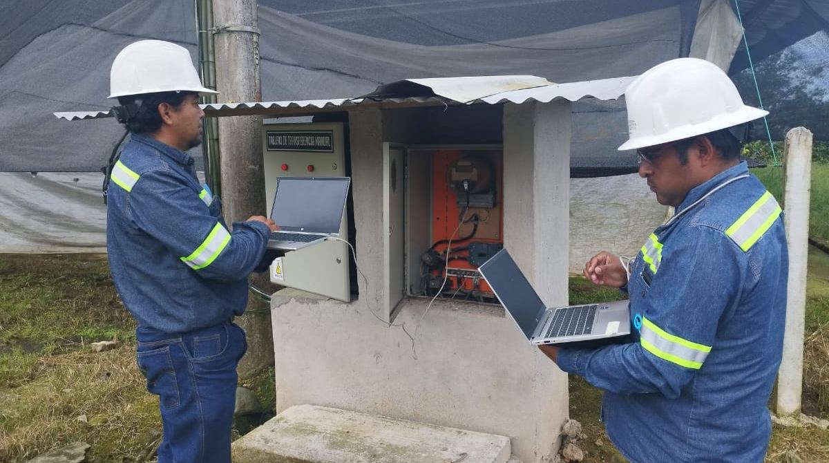 Personal de la Empresa Eléctrica Quito (EEQ) realiza inspecciones en la capital. Foto: Cortesía EEQ