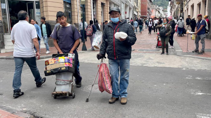Sobre la calle Chile, en el centro de Quito, ya se comercializan los aerosoles de pimienta o gas pimienta a USD 6. Foto: Darla Arévalo / EL COMERCIO