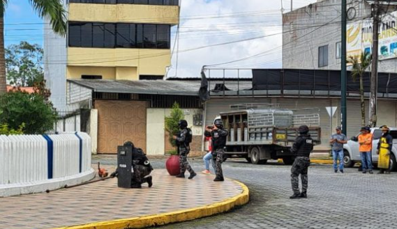 Personal del Grupo de Operaciones Especiales (GOE) de la Policía Nacional acudió al lugar a verificar la novedad y asegurar la zona. Foto: El Diario de Manabí
