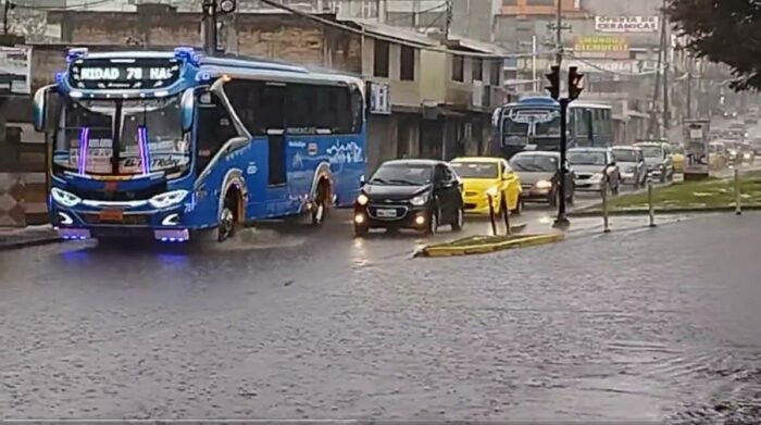 En algunos sectores del sur de Quito se reportó la presencia de granizo. Foto: Captura de video