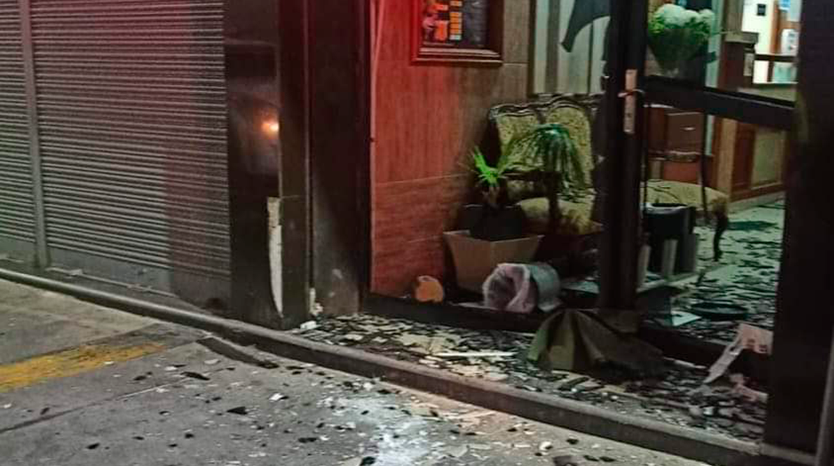 La explosión dejó daños materiales en el hotel del centro de Ambato. Foto: Twitter @FLACOMENDOZA1