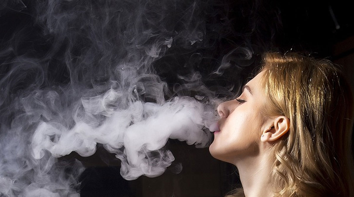 Imagen referencial. Un estudio determinó la relación entre los fumadores de tabaco quemado y la infección de covid-19 grave. Foto: Pixabay