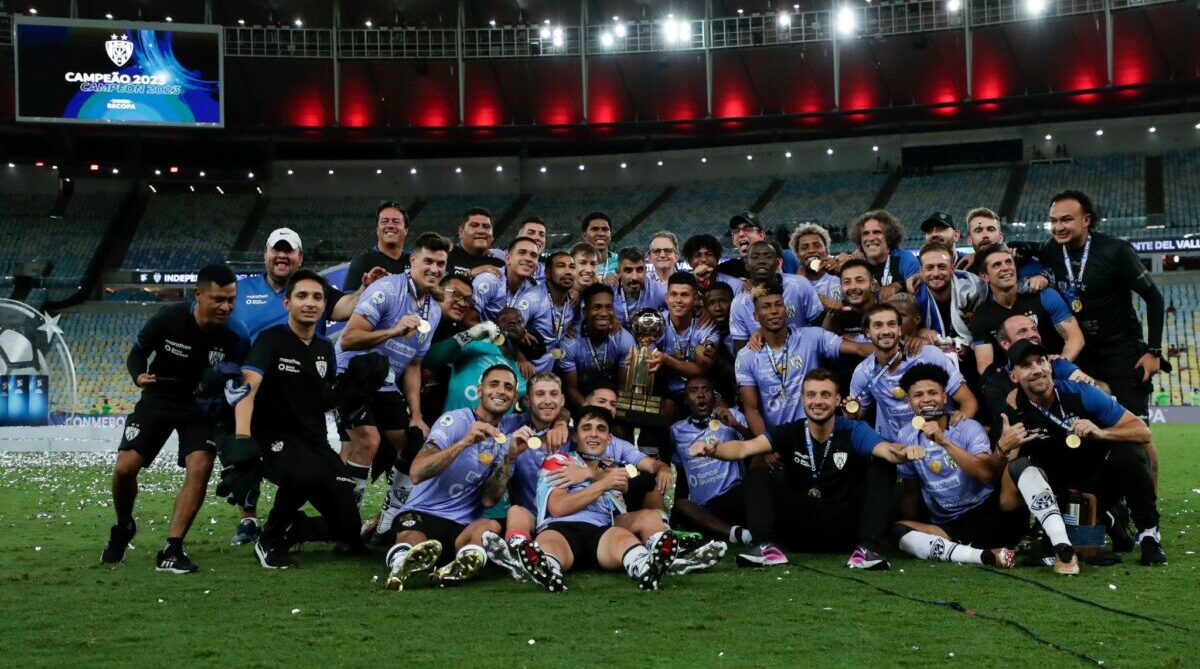 La plantilla de Independiente celebra el título de campeón de la Recopa Sudamericana, en el estadio Maracaná, en Río de Janeiro, el 28 de febrero del 2023.