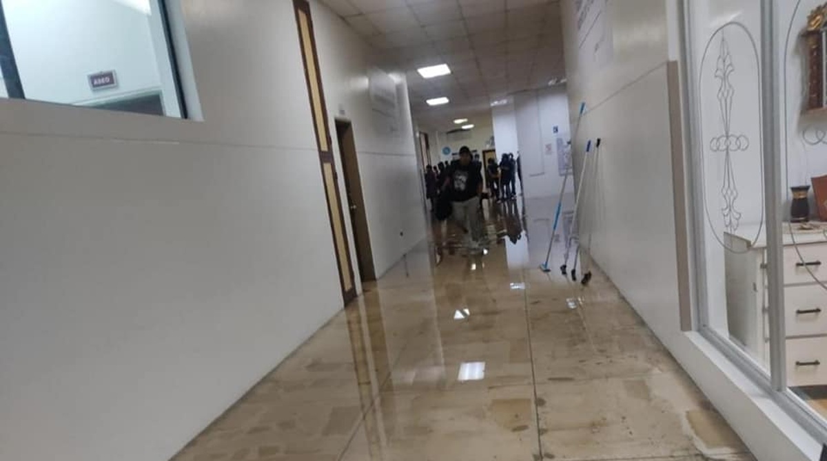 Las instalaciones del Hospital General del IESS Ibarra resultaron afectadas por el agua. Foto: Redes sociales