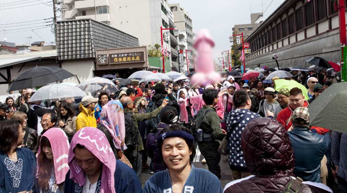 Miles de japoneses y turistas celebran la fiestas de la fertilidad con imágenes el órgano sexual masculino. Foto: Cortesía Twitter