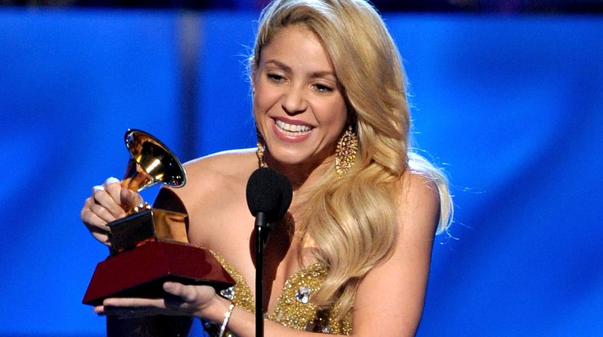 La cantante colombiana recibiendo un premio Latin Grammy. Foto: Twitter Latin Grammys