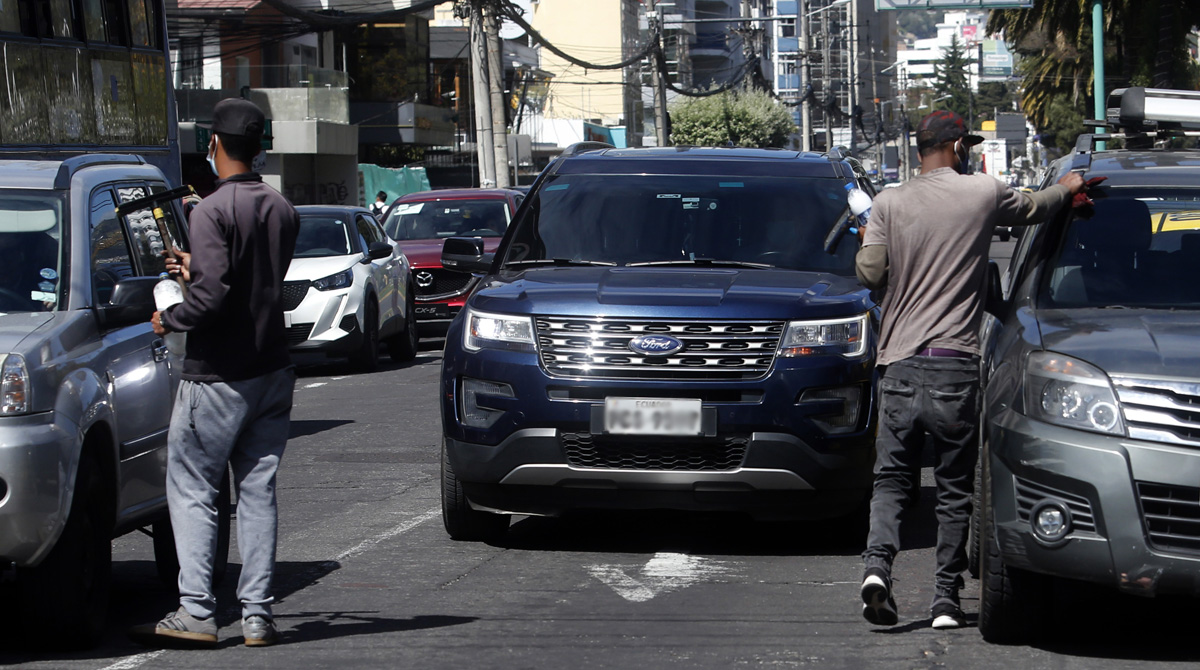 Los conductores y peatones de Quito sienten temor y molestia por el incremento de limpiaparabrisas en las calles de Quito. Foto: Diego Pallero / EL COMERCIO