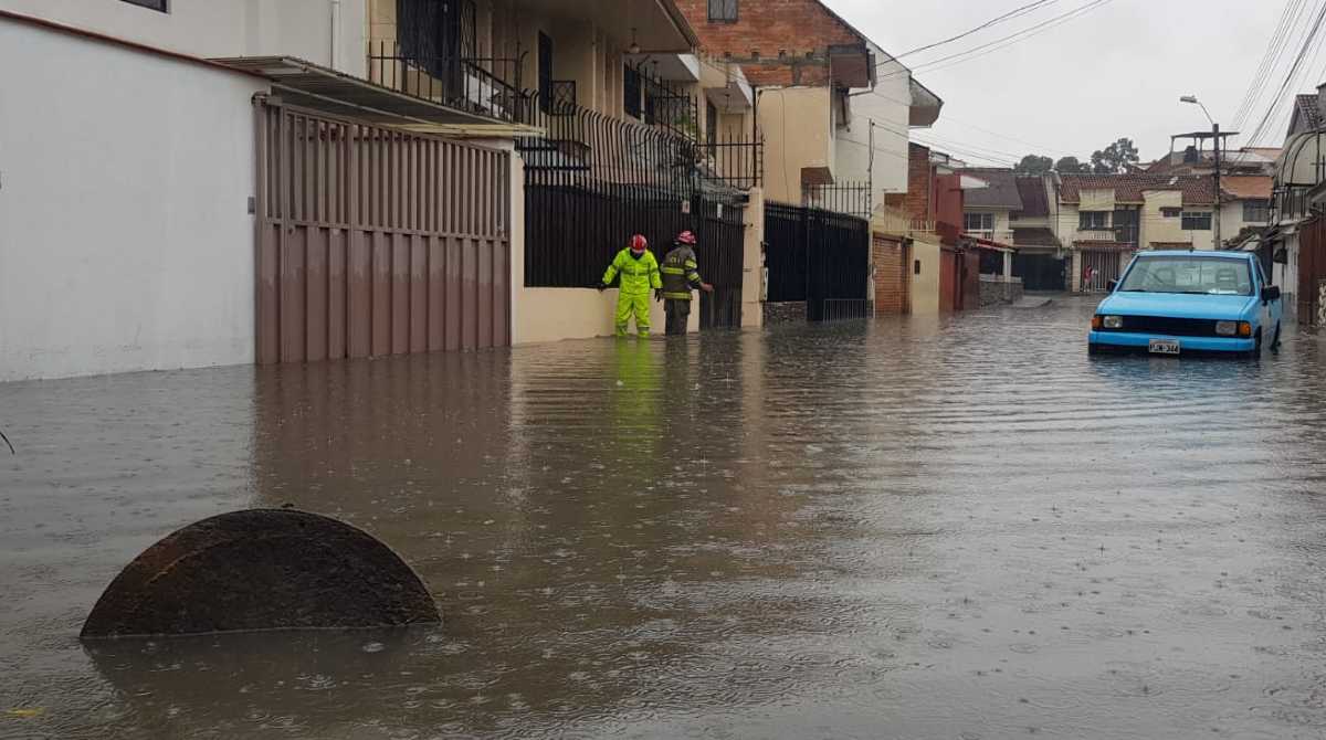 El agua se acumuló en la calle General Villamil y Edwin Sacoto, sector Feria Libre. Foto: Cortesía Twitter