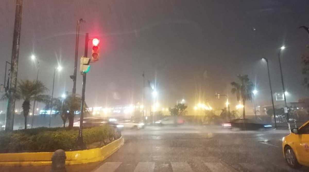 Las lluvias sorprendieron a los habitantes de Guayaquil en la noche del lunes. Foto: Cortesía Twitter @omaridrovo