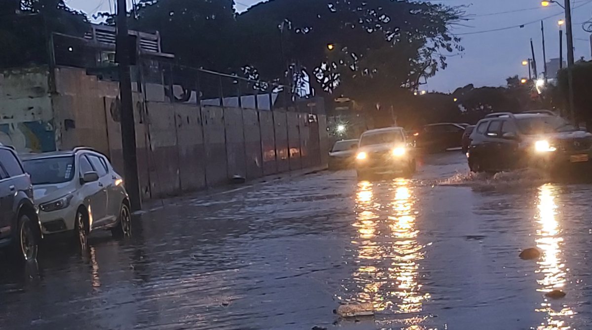 La lluvia intermitente dejó calles anegadas en distintas zonas de Guayaquil. Foto: Juan C. Holguín / EL COMERCIO