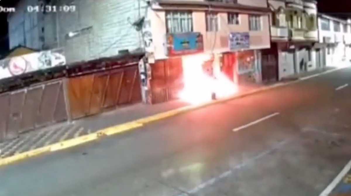 En la madrugada del domingo un desconocido prende fuego a un local comercial. Foto: Captura del video