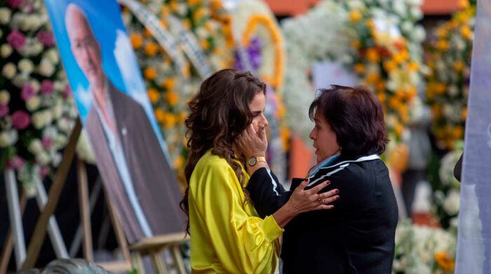 Macarena Valarezo es consolada en la despedida de Santiago Gangotena. Foto: Carlos Noriega / EL COMERCIO