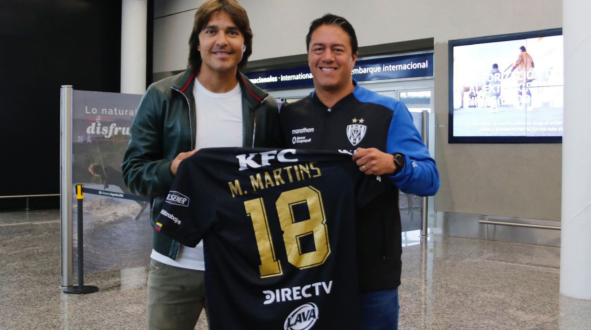 Marcelo Moreno Martins y Roberto Arroyo, gerente de Independiente del Valle. Foto: IDV