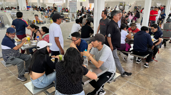 Varios ciudadanos se dieron cita hoy en la inauguración del patio de comidas del Mercado de Santa Clara. Foto: Patricio Terán / EL COMERCIO