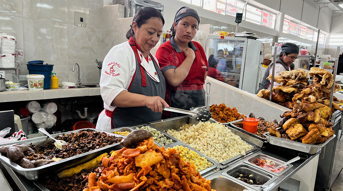 Las comidas tradicionales engalanan los negocios de comida en el nuevo patio de comidas del Mercado de Santa Clara. Foto: Patricio Terán/ EL COMERCIO