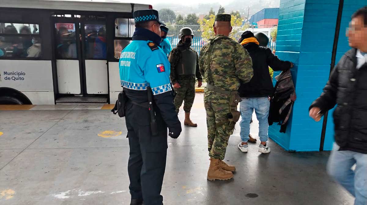 Imagen referencial. Agentes de control y militares realizan control del porte de armas blancas en la estación de El Labrador, sur de Quito, el 18 de abril del 2023. Foto: Twitter @agentesdequito