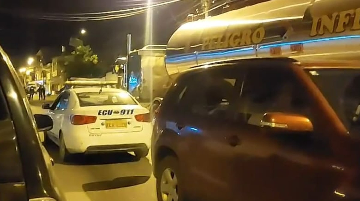 Tres personas fueron detenidas la madrugada del jueves 6 de abril, tras un ataque armado a la sede de la policía antinarcóticos en Milagro. Cortesía ClickTelevisión