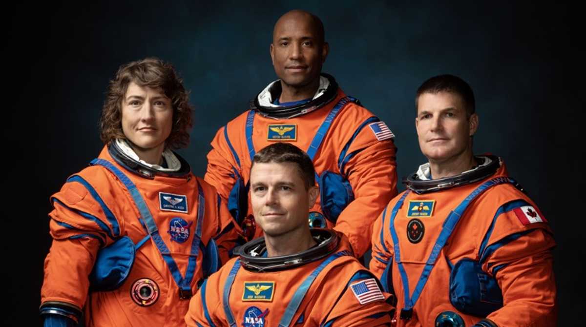 Los astronautas Christina Hammock Koch, Reid Wiseman (sentado), y Victor Glover, y el astronauta de la Agencia Espacial Canadiense Jeremy Hansen, que despegarán en noviembre de 2024 desde Florida EE.UU. Foto: EFE/ Josh Valcarcel