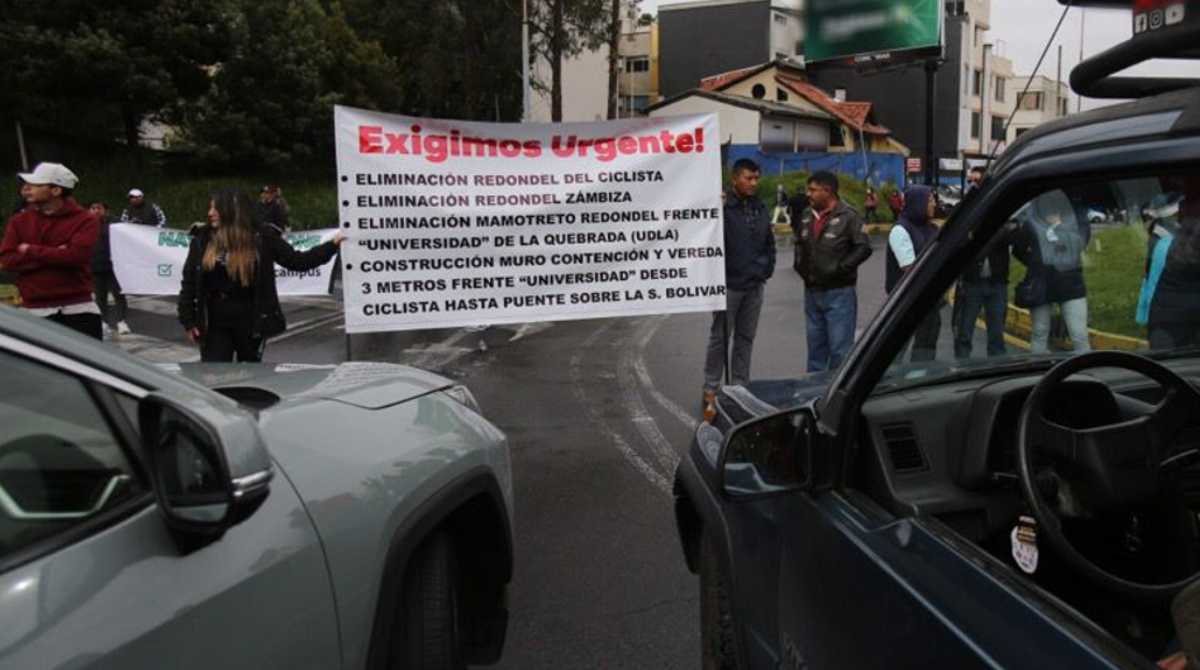Moradores de Nayón protestan en el norte de Quito. Foto: Julio Estrella/ El Comercio