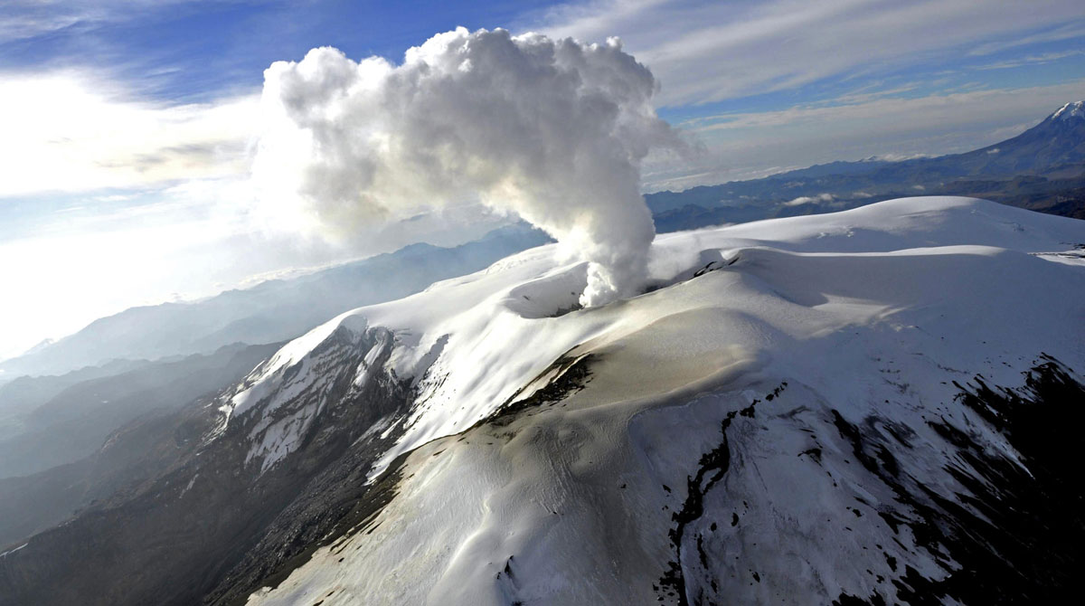 Fotografía cedida el 31 de marzo de 2023 por el Servicio Geológico Colombiano que muestra la actividad del volcán Nevado del Ruiz, cerca a Manizales. Foto: EFE